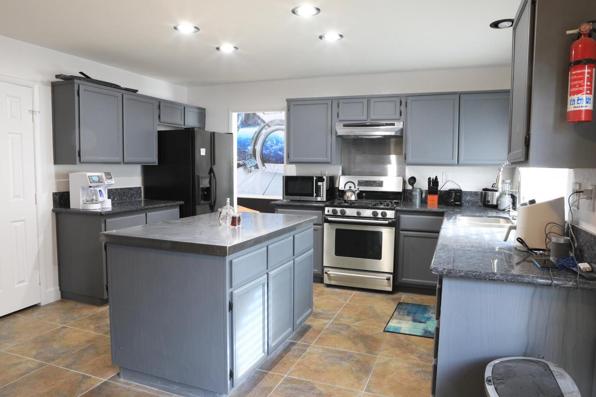 Comfy Expansive Home - Near The Strip - Heated Pool 라스베이거스 외부 사진